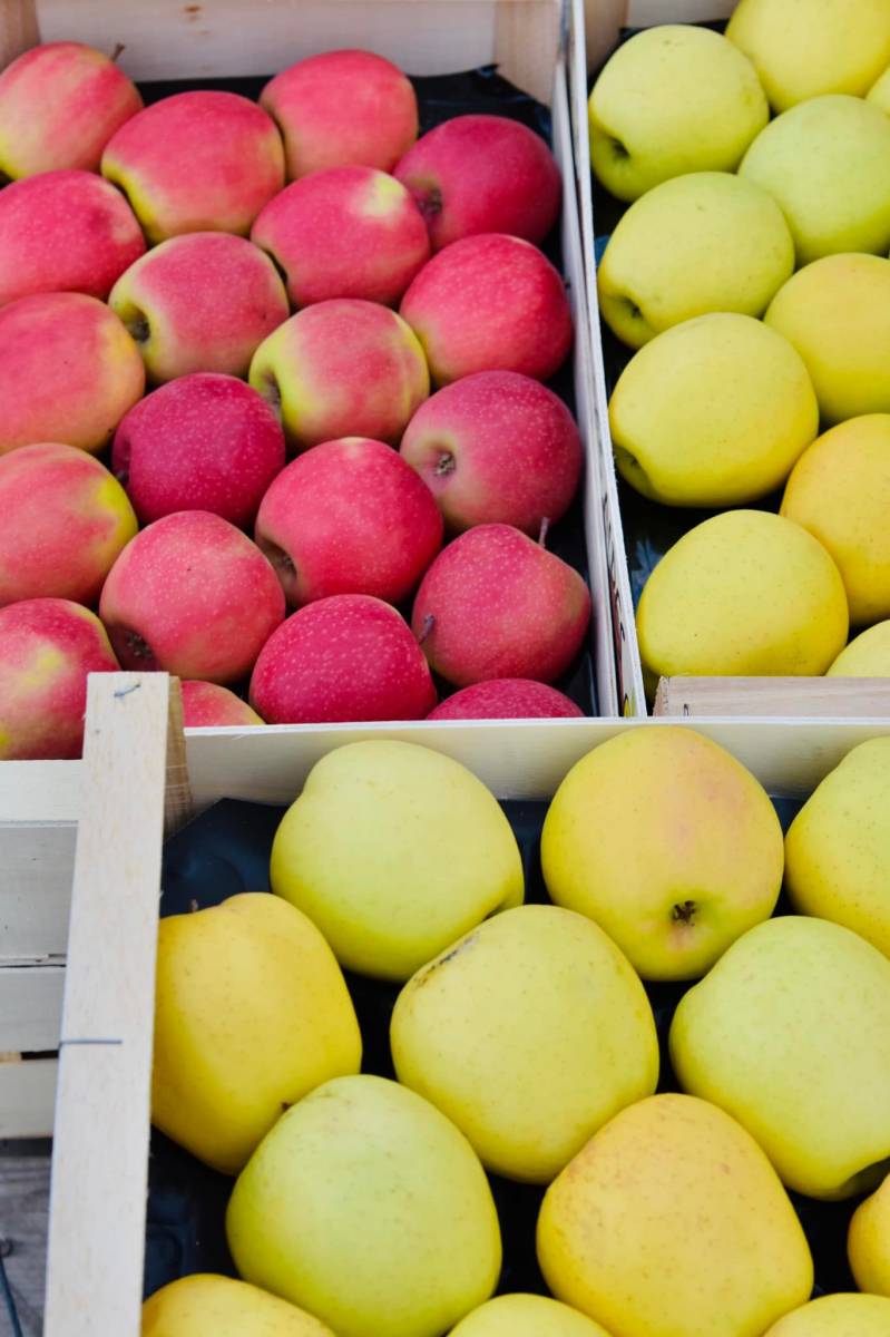 Producteurs de poules, de pommes et de noix à La Crau dans le Var Producteurs de poules, de pommes et de noix à La Crau dans le Var