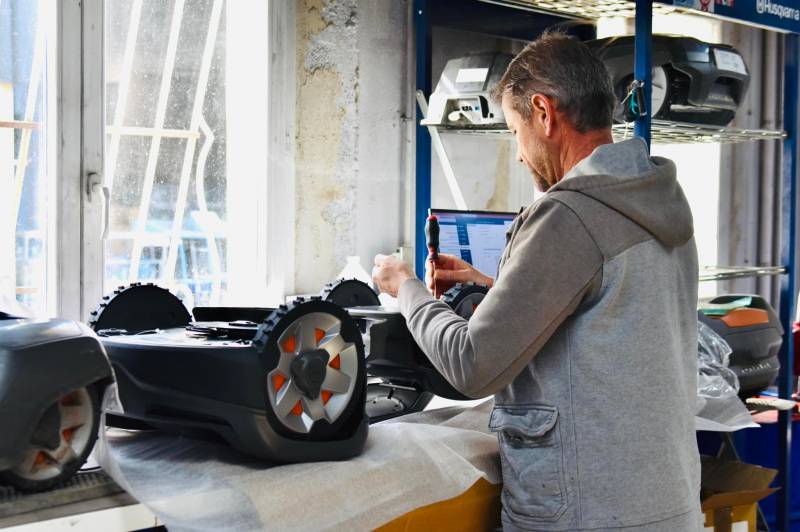 L’hiver arrive c’est le moment de réviser votre robot tondeuse Husqvarna, rendez-vous chez Coopazur Jardica à La Crau.