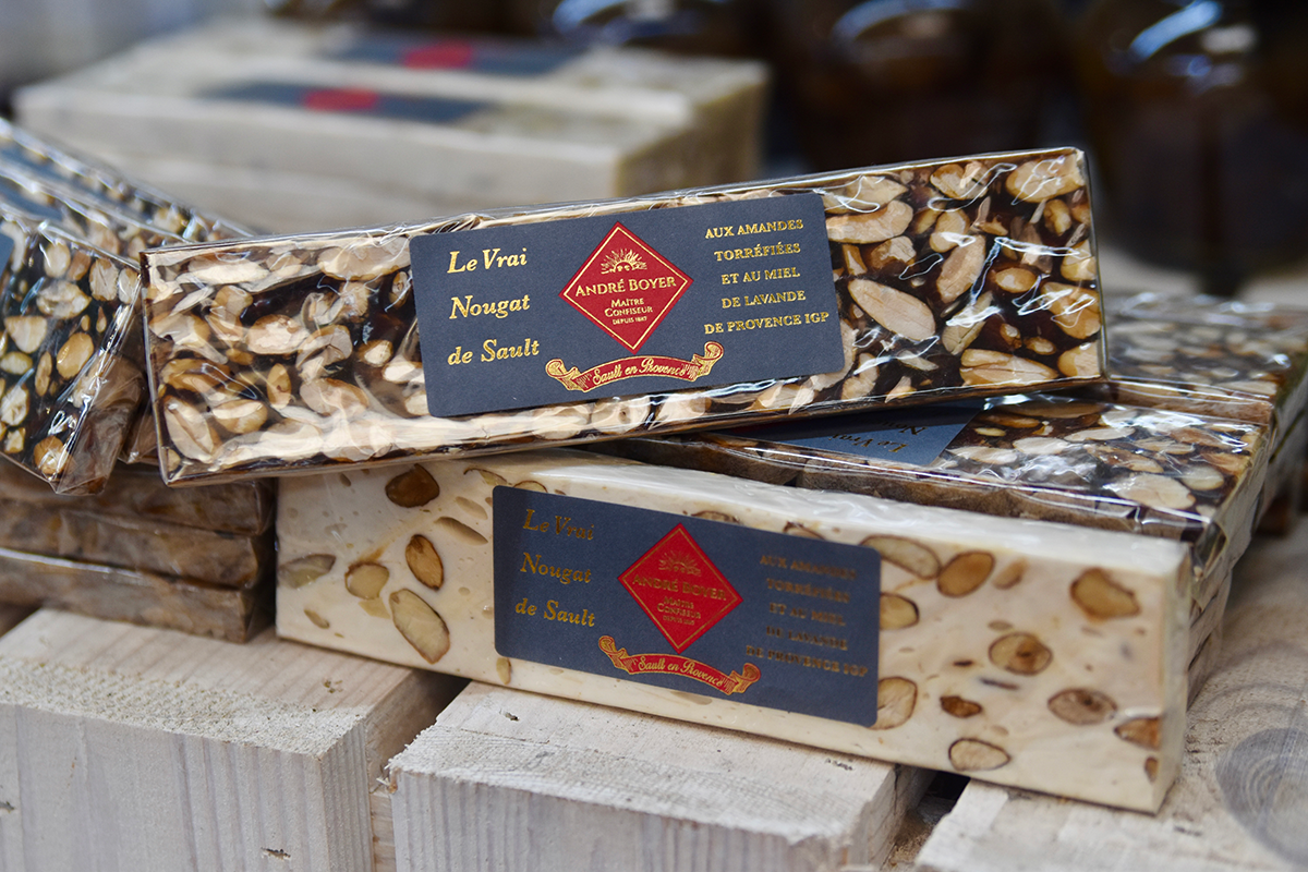 Sélection de croquant, navette, nougat et calissons, régionaux et produits artisanalement, à La Crau dans le Var