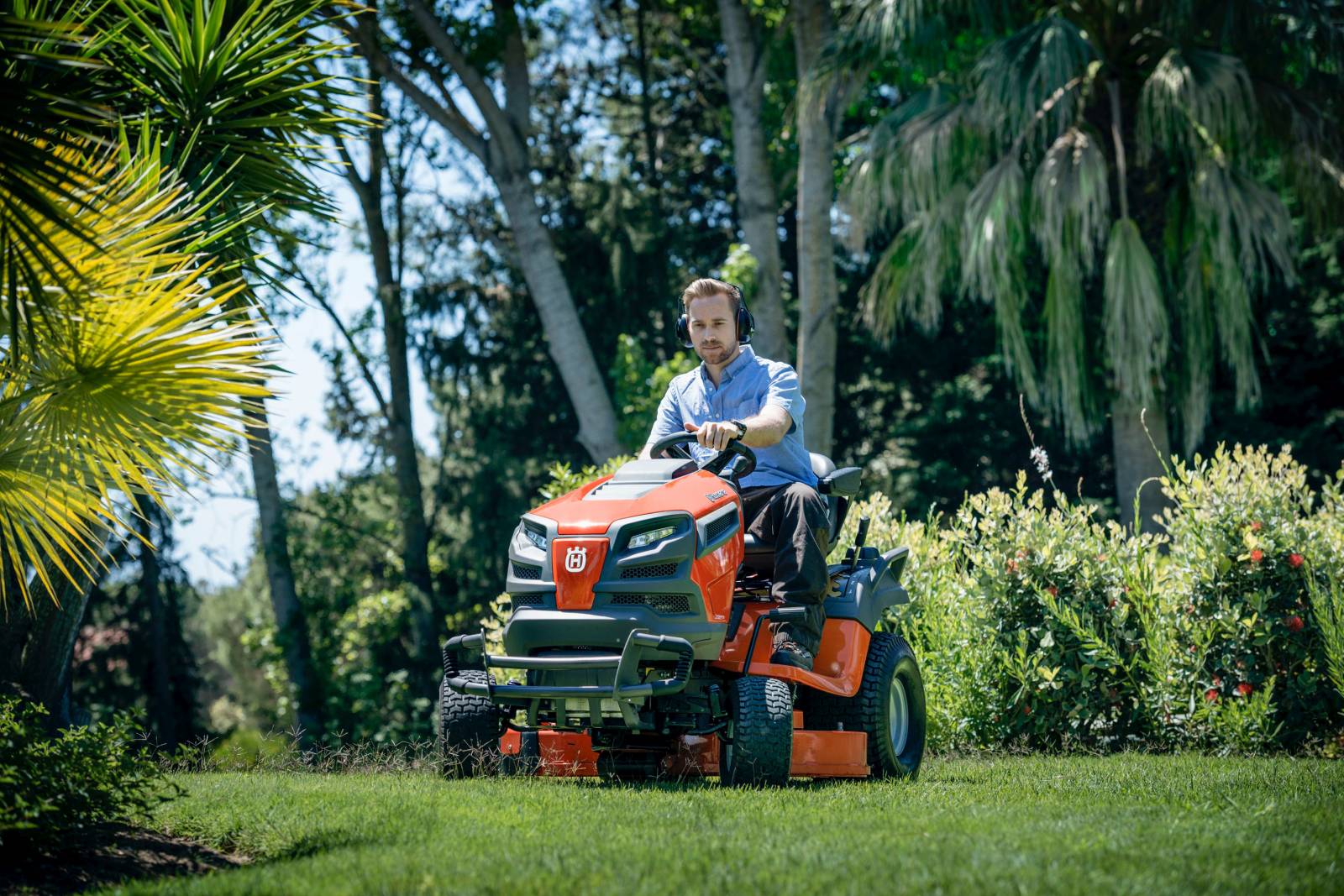 Spécialiste tracteur tondeuse husqvarna et tondeuse autoportée husqvarna à Toulon Var Spécialiste tracteur tondeuse husqvarna et tondeuse autoportée husqvarna à Toulon Var