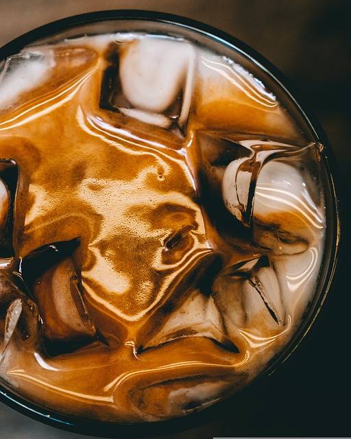 Recette pour faire son propre latté vanille caramel glacé soi-même Recette pour faire son propre latté vanille caramel glacé soi-même